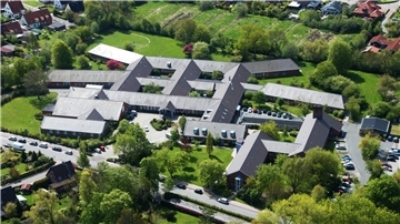 Mitten im Grünen und seit Oktober wieder in der Hand des Landkreises: das Otterndorfer Krankenhaus.