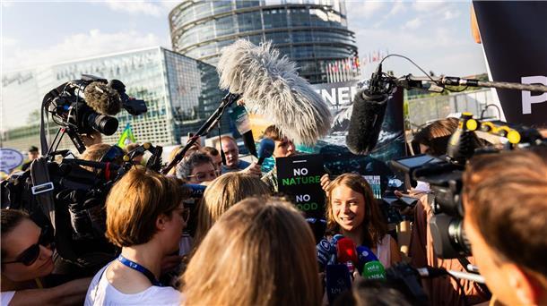 Mittendrin: Klimaaktivistin Greta Thunberg (M.) setzt sich in Straßburg für das EU-Naturschutzgesetz ein.