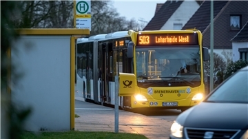 Mittlerweile ein normales Bild für die Anwohner in Surheide: An der Haltestelle steht durchgehend ein Bus.