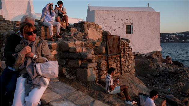 Massentourismus: Wenn Urlauber nicht mehr willkommen sind Mittlerweile müssen Touristen auch auf Mykonos 20 Euro Eintritt zahlen.  (Archivbild)