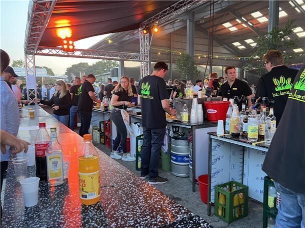 Mittsommernachtsparty der Landjugend in Bramel auf Hof Stender. Im Bild: An der ...