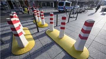 Rot-weiße Absperrstangen. 