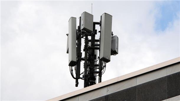 Mobilfunkantennen des Funkstandards 4G (länglich) und 5G (quadratisch) sind auf einem Dach montiert.