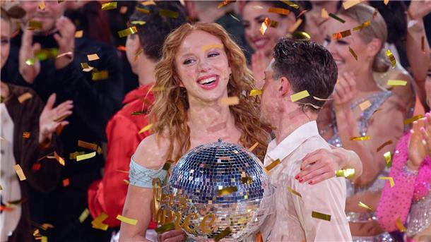 Anna Ermakova siegt bei „Let’s Dance“ Model Anna Ermakova (l) und ihr Profi-Tanzpartner Valentin Lusin jubeln über ihren Sieg.