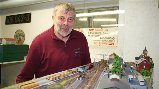 Modellbauer Bernd Folkens vor einem ersten Teilstück der neuen Szenerie mit dem Bahnhof Blankenberg.
