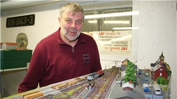 Modellbauer Bernd Folkens vor einem ersten Teilstück der neuen Szenerie mit dem Bahnhof Blankenberg.