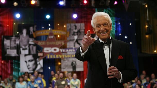US-Fernsehmoderator Bob Barker mit 99 Jahren gestorben Moderator Bob Barker während der Dreharbeiten zu einer speziellen Prime-Time-Folge von „The Price Is Right“ im Jahr 2007 .