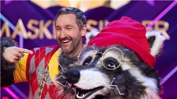 Moderator Daniel Boschmann war als Waschbär verkleidet.