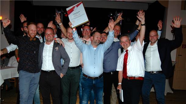 Oldies der SG Sandbostel-Selsingen sind Sportler des Jahres Moderator Holger Hartmann (vorne, Zweiter von rechts), jubelt mit den Fußball-Oldies der SG Sandbostel-Selsingen.