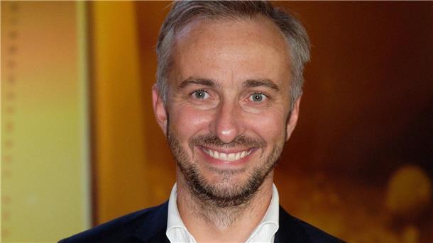 Moderator Jan Böhmermann bei einer Preisverleihung.