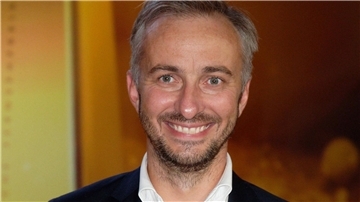 Moderator Jan Böhmermann bei einer Preisverleihung.