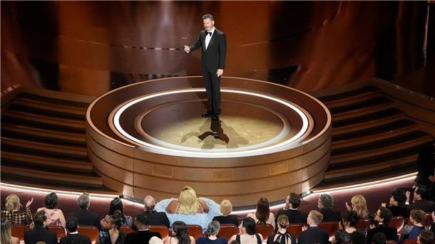 Hüller verpasst Oscar - „Oppenheimer“ großer Sieger Moderator Jimmy Kimmel eröffnet die Oscar-Verleihung im Dolby Theatre in Los Angeles.