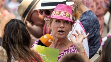Moderatorin Andrea Kiewel während der Live-Sendung «ZDF-Fernsehgarten» unter dem Partymotto «Mallorca vs. Oktoberfest».