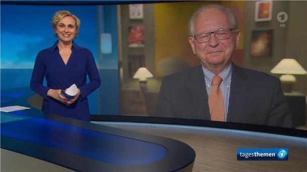 Moderatorin Caren Miosga 2022 beim Interview mit Wolfgang Ischinger.
