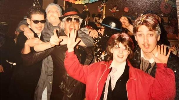 Feiernde Menschen in den 80er-Jahren. Das Bild entstand in der nicht mehr existierenden Nordenhamer Discothek AC. 