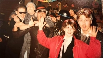 Feiernde Menschen in den 80er-Jahren. Das Bild entstand in der nicht mehr existierenden Nordenhamer Discothek AC. 