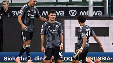 Möchte auch in Madrid jubeln: Eintracht Frankfurts Juwel Can Uzun (M).