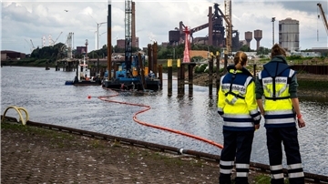 Möglicherweise können schon am Wochenende wieder große Schiffe die Unfallstelle im Bremer Industriehafen passieren. 