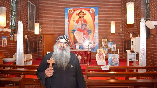 Mönch und Priester Mankaryos Elmoharraqy (55) in der ehemaligen katholischen Kirche in Einswarden, die inzwischen als orthodoxe christliche Kirche ausgestattet worden ist.