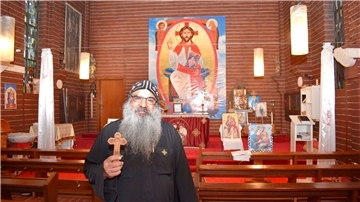 Mönch und Priester Mankaryos Elmoharraqy (55) in der ehemaligen katholischen Kirche in Einswarden, die inzwischen als orthodoxe christliche Kirche ausgestattet worden ist.