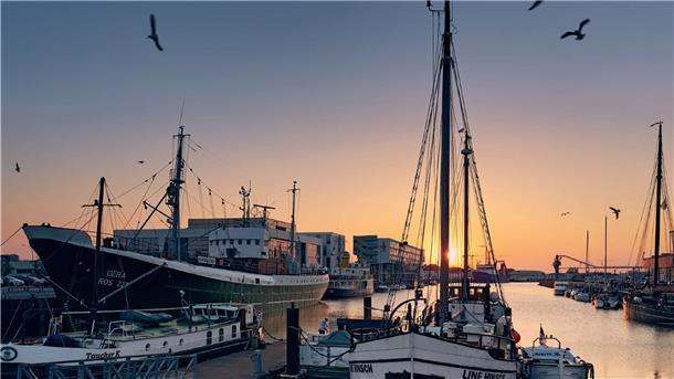 Möwen umkreisen die Museumsschiffe im Fischereihafen - nur eines der zwölf Kalendermotive.