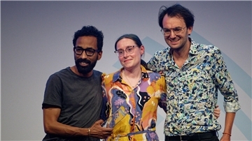 Mohamed Anvar (l-r), Miriam Lenz und Max Donheiser  stehen bei der Verleihung des Grimme Online Award 2023 mit dem Preis in der Kategorie „Information“ für „Schwangerschaftsabbruch in Deutschland“ auf der Bühne .