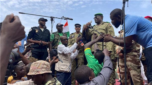 EU bereitet Sanktionen gegen Putschisten im Niger vor Mohamed Toumba, einer der Soldaten, die den nigrischen Präsidenten Mohamed Bazoum gestürzt haben, spricht zu Anhängern der nigrischen Junta.