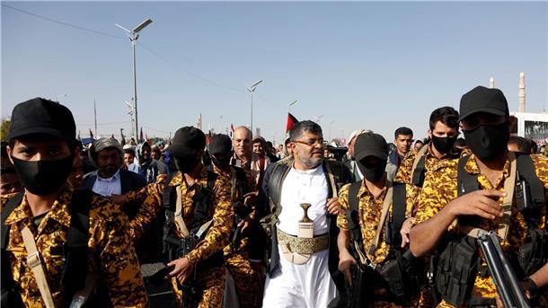 Erneuter US-Schlag gegen Huthi - Moskau verurteilt Angriff Mohammed Ali al-Houthi (M), ehemaliger Präsident des Revolutionskomitees, kommt zu einer Demonstration in Sanaa gegen die von den USA geführten Luftangriffe.