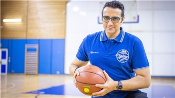 Mohammed Hajjar mit syrischen Wurzeln ist der neue Trainer der Bremerhavener Eisbären U19-Bundesligamannschaft.
