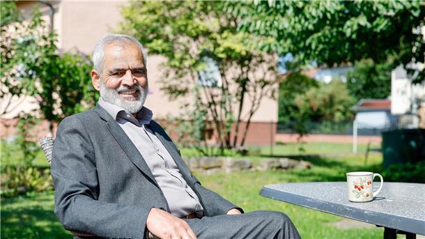Nach Fall von Kabul: „Die Welt hat Afghanistan aufgegeben“ Mohammed Tarik aus Afghanistan sitzt im Garten seines Mietshauses. Er lebt seit Oktober 2022 mit seiner Frau und zwei Töchtern in einem Dorf bei Bamberg (Bayern).