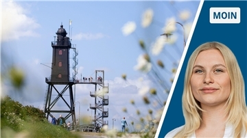Zweigeteiltes Bild: Links ein Leuchtturm, rechts eine junge Frau mit blonden Haaren.