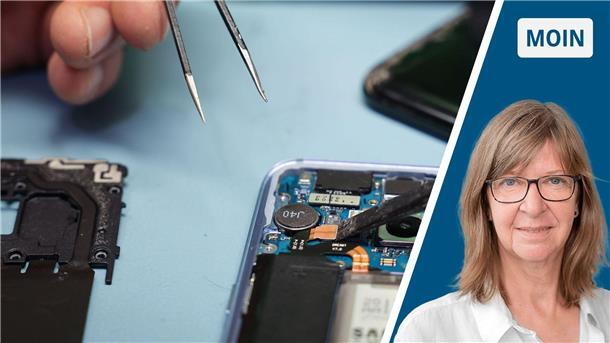 Eine blonde Frau mit Brille und eine Pinzette über einem technischen Gerät.