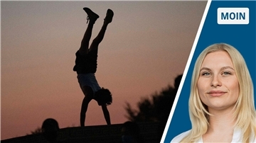 Zweigeteiltes Bild: links ein junger Mensch, der einen Handstand macht; rechts eine junge Frau mit blonden Haaren.