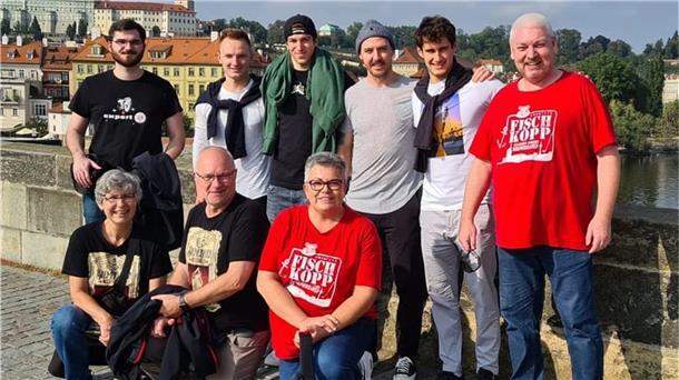 Menschengruppe auf Brücke.