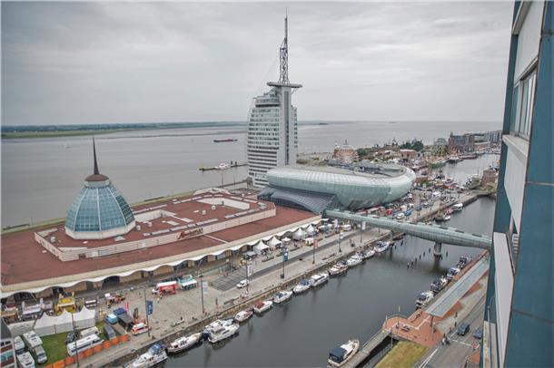 Moin-Outlet, Sail-City-Hochhaus, Klimahaus und im Hintergrund der Zoo am Meer si...