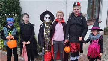 Süßes oder Saures: Das sind die schönsten Halloween-Bilder aus Nordenham Monster, Hexen und Vampire: Diese Mädchen und Jungen waren am Freitag in Blexen unterwegs.