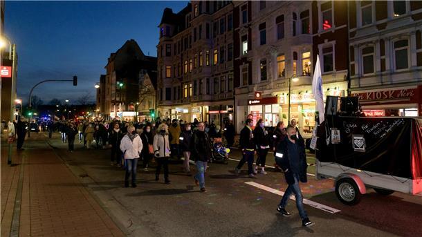 Unzufrieden mit Berichterstattung: Mahnwache vor NZ-Verlagsgebäude geplant Montag ist eine Mahnwache vorm Verlagsgebäude an der Hafenstraße geplant. Für die Montagsspaziergänger ist die Hafenstraße ein bekanntes Terrain.