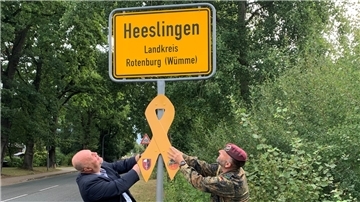Montage „Gelbe Schleife“ von Jörg Ohlendorf und Frank Braasch.