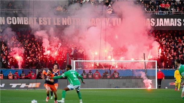 Pyro und fliegende Sitzschalen: Spielabbruch in Frankreich Montpelliers Fans zünden Pyrotechnik.