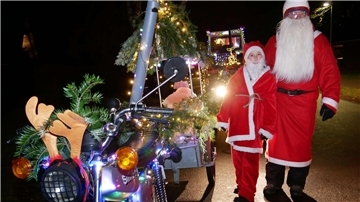 Moped statt Rentiergespann: Diese Weihnachtsmänner wissen, wie man zur Lichterfahrt nach Hepstedt reist.
