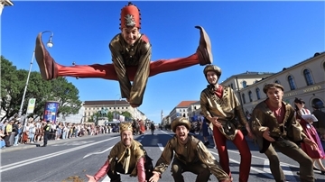 Lustige Tänzer und traditionelle Kleider Moriskentanz ist ein lustiger Tanz.