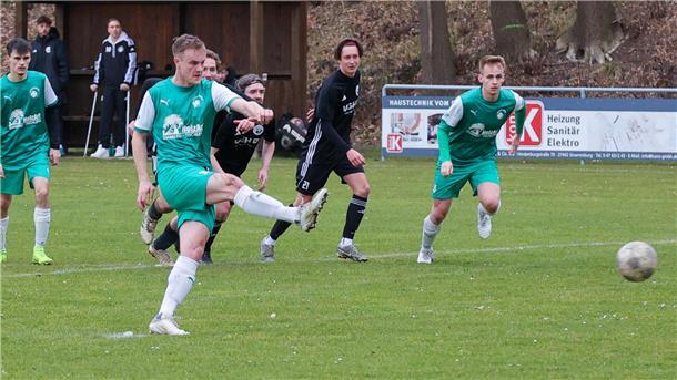 TSV Karlshöfen gibt 2:0-Vorsprung noch vor der Pause aus der Hand Moritz Janning erzielt per Strafstoß die 2:0-Führung für den TSV Karlshöfen.