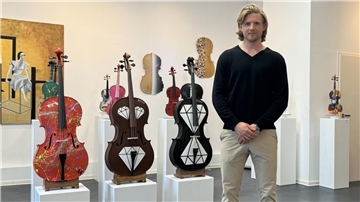 Moritz Wirth hat neben dem Eishockey eine weitere Leidenschaft - die Kunst. Der Ex-Pinguin eröffnet bald in Hamburg eine Ausstellung.