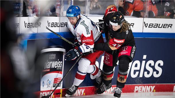 Pinguins-Verteidiger Wirth über seine Premiere im Nationaltrikot: „Ein geiles Feeling“ Moritz Wirth (rechts) geht gut zur Sache - hier im Zweikampf an der Bande.