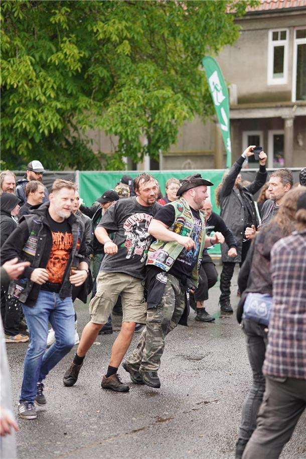 Moshpit im Regen.