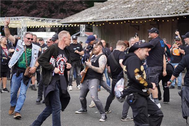 Moshpit um den Gitarristen von Head Gear