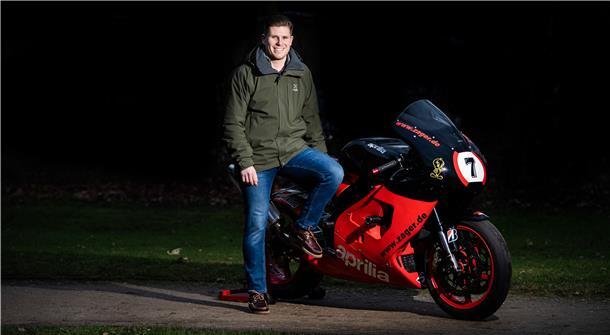 Motorradrennfahrer Patrick Schäfer aus Wulsdorf mit seiner über 100 PS starken Aprilia RSV mille.
