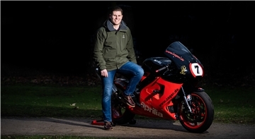 Motorradrennfahrer Patrick Schäfer aus Wulsdorf mit seiner über 100 PS starken Aprilia RSV mille.
