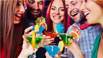 Motto-Partys – wie hier eine Cocktail-Party – bieten nach Ansicht der Planerin immer Gesprächsstoff.