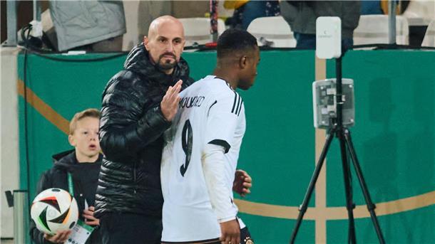 Umweg übers Fußball-Niemandsland: Moukoko trifft BVB wieder Moukoko erhält Zuspruch von Di Salvo.